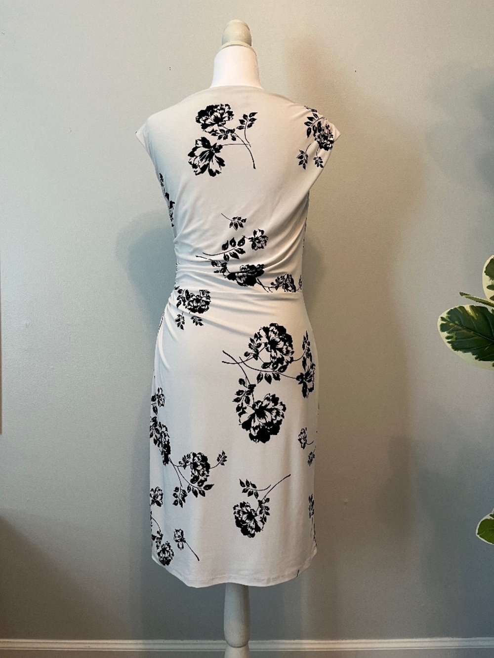 Lauren - Ralph Lauren Dress Sleeveless Ruched Waist White and Black Floral Dress - Picture 3 of 4